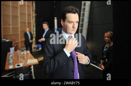 Image ©Lizenzierung an Parsons Media. 03/10/2011. Manchester , Vereinigtes Königreich. Konservative Party Conference - Manchester. Der Kanzler des Finanzministeriums George Osborne während seiner Rede vor der Konservativen Parteikonferenz am Montag, 3. Oktober 2011 Foto: Andrew Parsons/ Parsons MediaFoto: Andrew Parsons/ Parsons Media Stockfoto