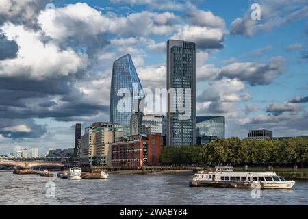 Moderne Bürogebäude, Wolkenkratzer (One Blackfriars, Southbank Tower) Und Luxuswohnungen Unter Der Themse In London, United King Stockfoto