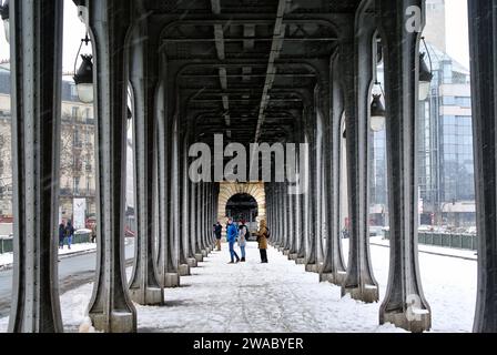 Schnee in Paris. Art déco-Metallsäulen auf der Bir Hakeim-Brücke. Stockfoto