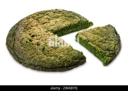 Grüner, runder Ei- und Spinat-Omelette-Kuchen mit geschnittener Scheibe, isoliert auf weiß, mit Beschneidungspfad Stockfoto