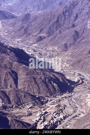 Saudi-Arabien Straße durch die Asir-Berge mit Dorfhäusern und Terrassenzucht Stockfoto