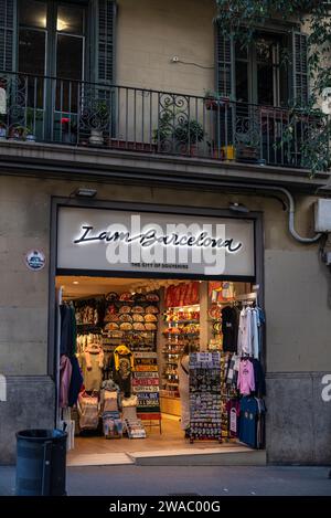 Barcelona, Spanien - 30. November 2023: Ausstellung eines Souvenirshops in einer Einkaufsstraße von Barcelona, Katalonien, Spanien Stockfoto