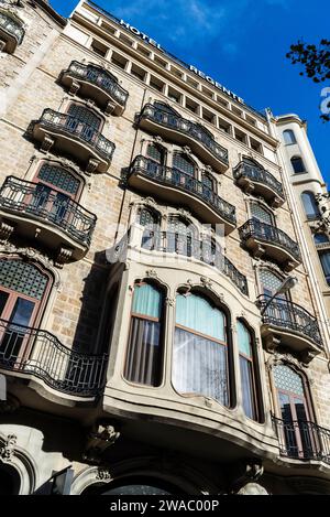 Barcelona, Spanien - 30. November 2023: Fassade des Hotels Regente, ein klassisches modernistisches Gebäude in Barcelona, Katalonien, Spanien Stockfoto