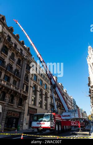 Barcelona, Spanien - 19. November 2023: Mobilkran der Marke Sanjo auf einer Straße in der Via Laietana, Barcelona, Katalonien, Spanien Stockfoto