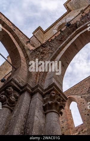 Bogen des mittelalterlichen Zisterzienserklosters San Galgano in der Toskana, Italien Stockfoto