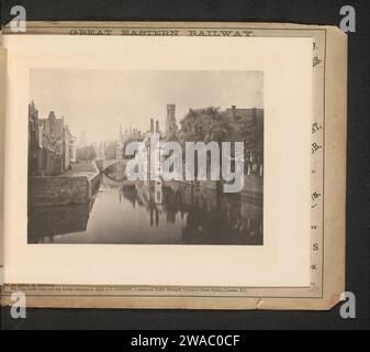 Blick auf einen Kanal in Brügge, Belgien, mit dem Belfort und der Kathedrale Sint-Salvators, Anonym, um 1885 - in oder vor ca. 1890 fotomechanischer Druck gebrauchtes Papier Kollotypkanäle, Gewässer (in der Stadt). Kirche (außen) verwendet Stockfoto