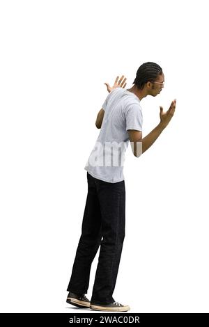 Ein Mann in einem grauen T-Shirt, auf weißem Hintergrund, in voller Höhe, spreizt seine Arme Stockfoto