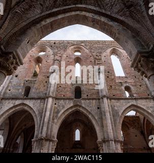 Bogen des mittelalterlichen Zisterzienserklosters San Galgano in der Toskana, Italien Stockfoto