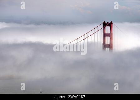 Golden Gate Brücke im Nebel, San Francisco, Kalifornien, USA Stockfoto