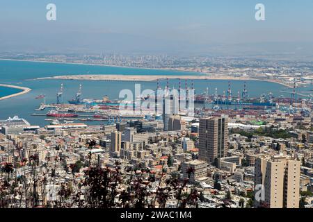 HAIFA, ISRAEL - 23. MAI 2019: Die Stadt Haifa und die Metropolregion. Panoramablick auf das Meer Stockfoto