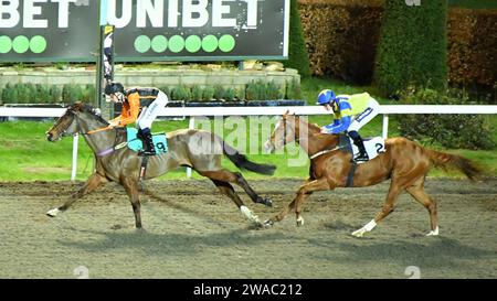 London, Großbritannien. Januar 2023. McCauley's Tavern (Black Cap), geritten von Billy Loughnane, gewinnt 18,00 die Unibet 3 Boosts A Day Handicap Stakes vor Libra Tiger (Nummer 2), geritten von Daniel Muscatt, auf der Rennbahn Kempton Park, Großbritannien. Quelle: Paul Blake/Alamy Live News. Stockfoto