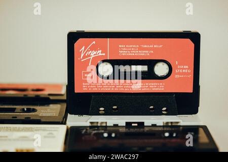 Madrid, Spanien. 2. Januar 2024 eine alte alte rote Kassette für Kassettenrekorder, Plattenspieler. Nostalgie für die 90er, 00er Jahre Virgin-Logo. Musik-Hits. Stockfoto