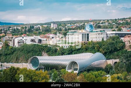 Blick auf das Rike Music Theater und den Palast der Staatszeremonien (oder Avlabari Residence) in Tiflis Innenstadt, Georgia Stockfoto