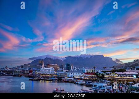 Blick auf Kapstadt Victoria & Alfred V&A Waterfront und Tafelberg bei Sonnenuntergang in Südafrika. Stockfoto