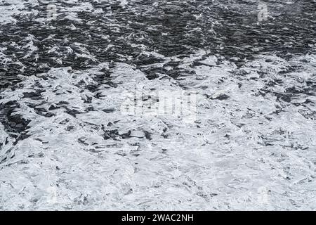 Eiskristalle bilden Spitzenformen auf gefrorenem Fluss, Nahaufnahme Makro Detail Stockfoto