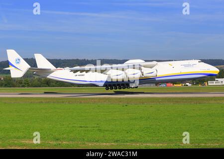 Zürich - Schwitzerland, 23. September 2013: Mirya Antonov an 225 aus der Ukraine landet am Flughafen Zürich Stockfoto