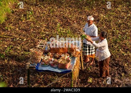 Eine muslimische Familie in weißer Kleidung versammelte sich zu einem Picknick im Garten. Bali, Indonesien - 12.10.2022 Stockfoto