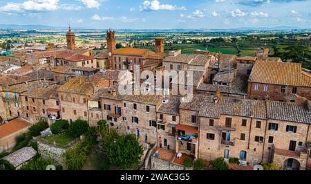 Aus der Vogelperspektive von Torrita di Siena, einer Gemeinde in der Provinz Siena, Toskana, Italien Stockfoto