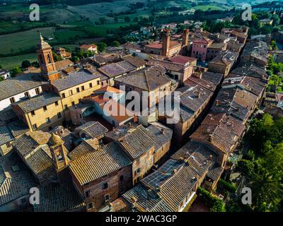 Aus der Vogelperspektive von Torrita di Siena, einer Gemeinde in der Provinz Siena, Toskana, Italien Stockfoto