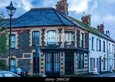 Edwardianische Reihenhäuser an der Ecke der Imperial Row, Llandaff, Wales, malerische Szene mit viktorianischer Straßenlaterne und Sandsteinmauern. Stockfoto