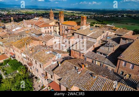 Aus der Vogelperspektive von Torrita di Siena, einer Gemeinde in der Provinz Siena, Toskana, Italien Stockfoto