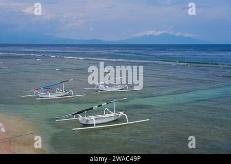 Traditionelle Katamaranboote mit einheimischen Fischern an der Küste auf einer indonesischen Insel Stockfoto