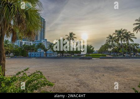 Wunderschöner Blick auf den Sonnenuntergang über die Stadt Miami Beach, mit leuchtenden Farbtönen, die den Himmel bemalen und sich auf die Stadtlandschaft reflektieren. Stockfoto