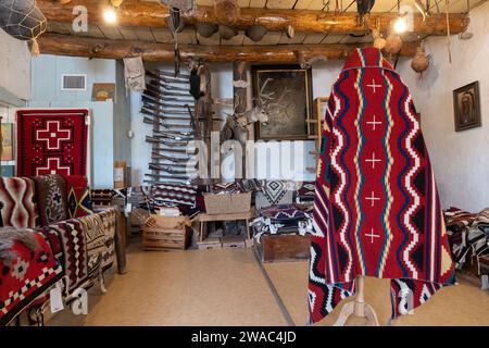 Navajo webt im Teppichraum, Hubbell Trading Post, Ganada, Arizona Stockfoto