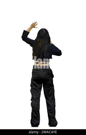 Eine Frau in schwarzer Kleidung, auf weißem Hintergrund, in voller Größe, schreit Stockfoto