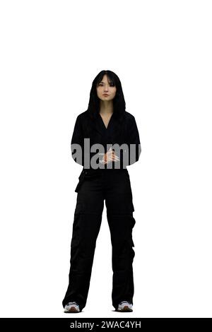Eine Frau in schwarzer Kleidung, auf weißem Hintergrund, in voller Größe, schreit Stockfoto