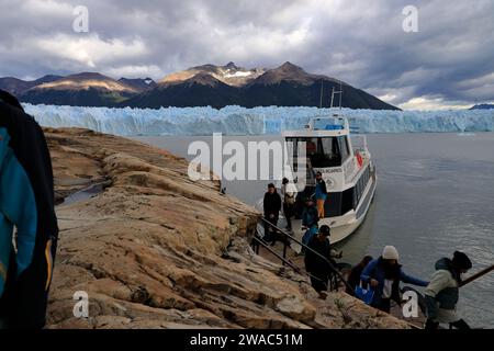 Besucher steigen von Bord der Fähre aus, bevor sie auf dem Perito Moreno Gletscher im Los Glaciares Nationalpark wandern.El Calafate. Provinz Santa Cruz.Argentinien Stockfoto