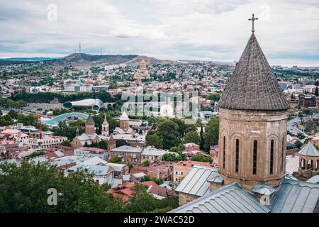 Blick von der oberen Betlemi-Kirche auf die Sameba-Kathedrale und die Altstadt von Tiflis in Georgien Stockfoto