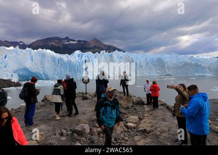 Eine Tourgruppe vor dem Perito Moreno-Gletscher.Los Glaciares-Nationalpark.El Calafate.Argentinien Stockfoto