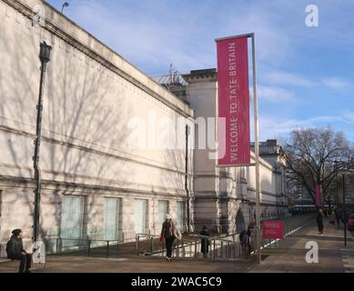 London England UK 3. Januar 2024 Tate Britain früher bekannt als National Gallery of British Art, wurde sie 1932 nach ihrem Gründer Sir Henry Tate in Tate Gallery umbenannt. 2000 wurde es in Tate Britain umbenannt. Zu den Architekten, die an dem Entwurf beteiligt waren, gehörten James Stirling, Sidney R. J. Smith und John Russell Pope. ©Ged Noonan/Alamy Stockfoto