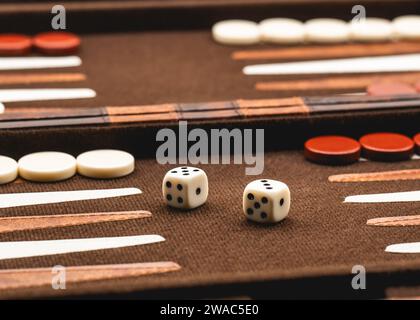 Brauner Backgammon-Tisch aus Filz mit Würfeln in einem Faltetui Stockfoto