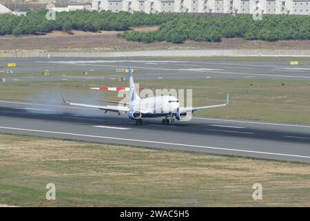 ISTANBUL, TURKIYE - 01. OKTOBER 2022: Belavia Boeing 737-8ZM (61423) Landung zum Istanbul International Airport Stockfoto