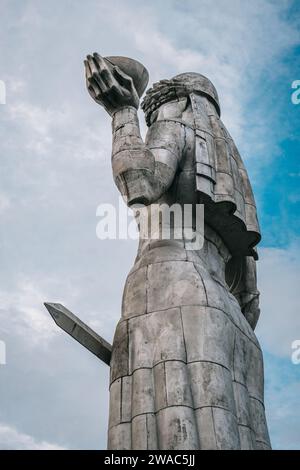 Blick auf die Rückseite von Kartlis Dedas, auch Mutter von Georgien genannt, eine 20 Meter hohe Aluminiumstatue im alten Tiflis, Georgien Stockfoto
