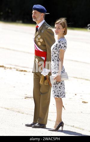 Madrid, Vereinigte Staaten Von Amerika. Mai 2015. MADRID, SPANIEN - 22. MAI: König Felipe von Spanien und Königin Letizia von Spanien nehmen am 22. Mai 2015 an der neuen Flaggenzeremonie der Kaisergarde in der "El Rey"-Militärkaserne in Madrid Teil. Menschen: König Felipe VI. Von Spanien, Königin Letizia Credit: Storms Media Group/Alamy Live News Stockfoto