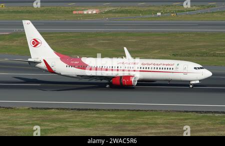 ISTANBUL, TURKIYE - 01. OKTOBER 2022: Air Algerie Boeing 737-8D6 (40860) Landung zum Istanbul International Airport Stockfoto