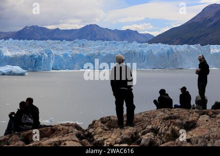 Besucher vor dem Perito Moreno-Gletscher.Los Glaciares-Nationalpark.El Calafate.Patagonia.Argentinien Stockfoto