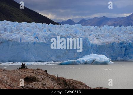 Besucher vor dem Perito Moreno-Gletscher.Los Glaciares-Nationalpark.El Calafate.Patagonia.Argentinien Stockfoto