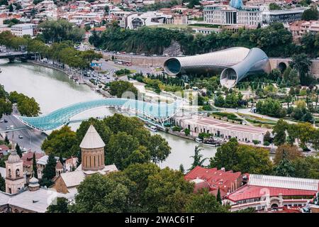 Blick auf die Friedensbrücke, den Fluss Koura und das Rike-Musiktheater in der Altstadt von Tiflis, Georgien Stockfoto