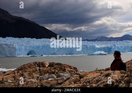 Ein Besucher vor dem Perito Moreno Gletscher. Nationalpark Los Glaciares El Calafate Patagonia Argentinien Stockfoto