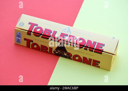 KIEW, UKRAINE - 31. OKTOBER 2023 gelbe Toblerone Schokoladenriegel. Toblerone entstand um 1908 in der Schweiz und wurde von Theodor Tobler gegründet Stockfoto