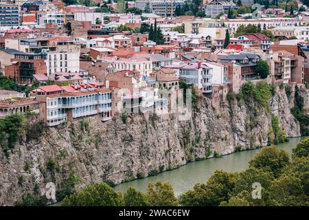 Schöne traditionelle Georgiam Häuser mit ihren zart geschnitzten Holzbalkonen auf einer Klippe über dem Fluss Koura in der Altstadt von Tiflis (Georgien) Stockfoto