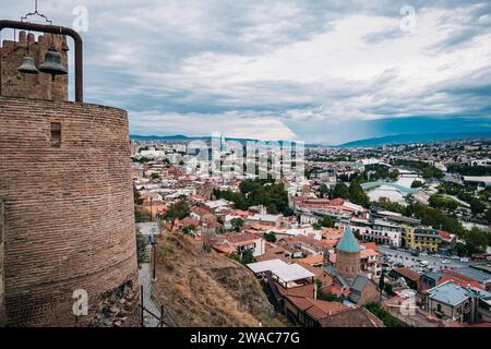 Blick auf die Altstadt von Tiflis von der Festung Narikala mit dem Fluss Koura, der Brücke des Friedens, dem Biltmore Hotel (Georgia) Stockfoto