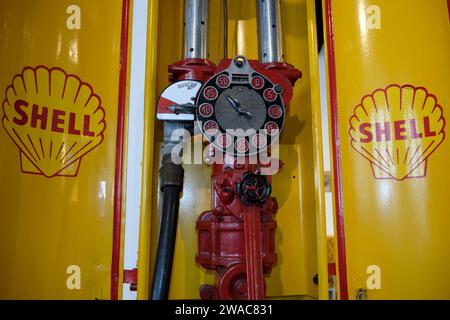Die manuelle Gaspumpe der Old Shell Oil Company wird im Automobilmuseum o Málaga, Spanien, ausgestellt. Stockfoto