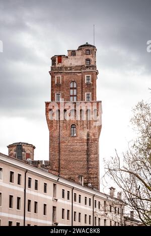 Padua, Italien - 4. April 2022: La Specola ist ein Turm aus dem 14. Jahrhundert, der früher Teil einer mittelalterlichen Burg war und 1767 in einen astronomischen Besessenen umgewandelt wurde Stockfoto