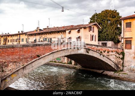 Padua, Italien - 4. April 2022: Brücke auf der Brenta in Padua, Region Venetien, Italien. Stockfoto