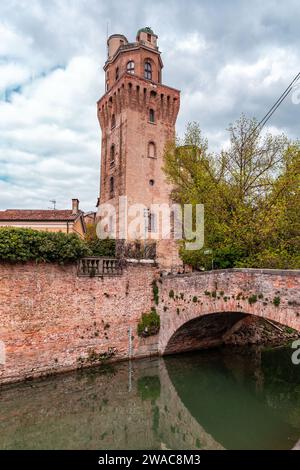 Padua, Italien - 4. April 2022: La Specola ist ein Turm aus dem 14. Jahrhundert, der früher Teil einer mittelalterlichen Burg war und 1767 in einen astronomischen Besessenen umgewandelt wurde Stockfoto